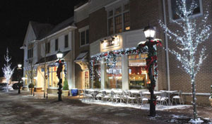 Armonk’s twinkling lights invite shoppers and diners to enjoy the holiday season. Sam Morell Photos