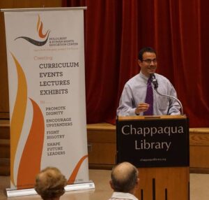 Rabbi Jonathan Jaffe of Temple Beth El of Northern Westchester offered high praise introducing Richard Laster. Photo by Grace Bennett