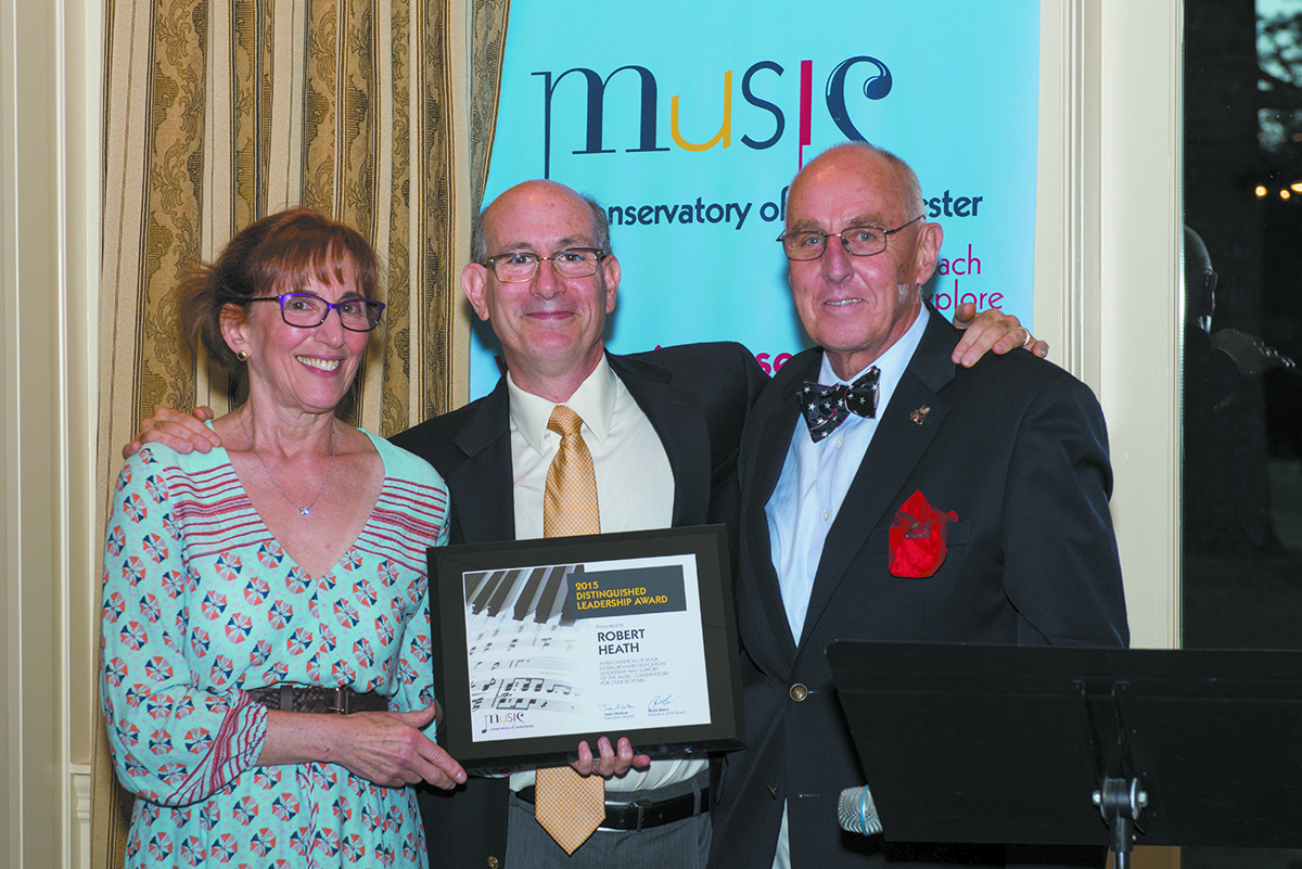 Whensomethingcatchesyoureyein tionisaninvestmthenetc!roKwitdchfoenlloswanindg Robert Heath (right) accepts the Distinguished Leadership Award eh as p erf o r a S e TOP TEN ANYT formed an opera group and conducted, his actual piano playing had taken a ner Lena Hall, Tony U s ucnR p orm tine Maroulis, and Nick Cordero sang l r tahnadt yenouterrrtaeinoevda- cessful Kitche By Richard Mucci 6. Start a “kitchen ideas” fi a magazine (door style, finish, design, baths are the sellinthgepdoinntserofanadhloivmee from Jean Newton (left) and longtime collaborator Rodd Berro, counter top, etc.), clip and file it. After on the market. Onauthcteionth. eItr whans da,nif Board President (center); the two friends and colleagues then share a awhile you will return