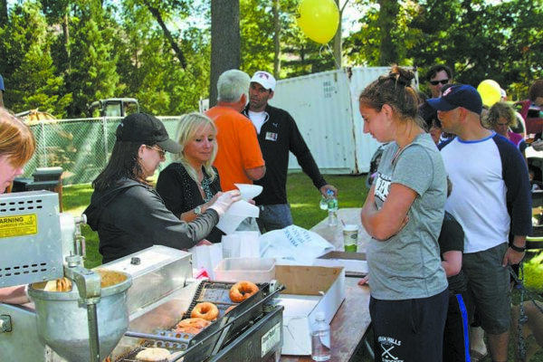 Jamie’s Race for Love 2015 participants line up for donuts at the Cider and Donut Festival.