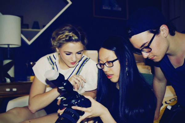 Anna Zhang (center), reviews photos with former “Dance Moms” star Chloe Lukasiak.